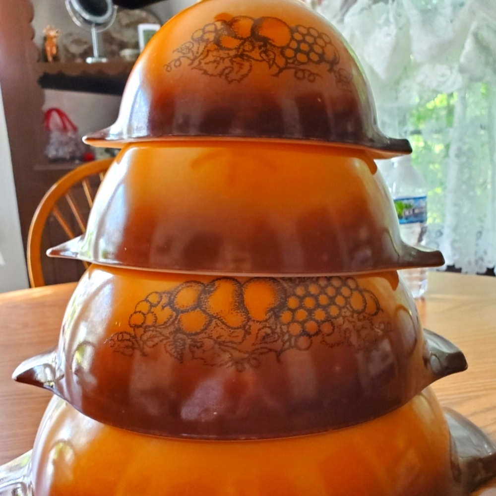 Vintage pyrex bowls